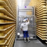 Le fromager Gregory Gex-Fabry surveille le robot affineur dans la nouvelle cave d'affinage de Troistorrents